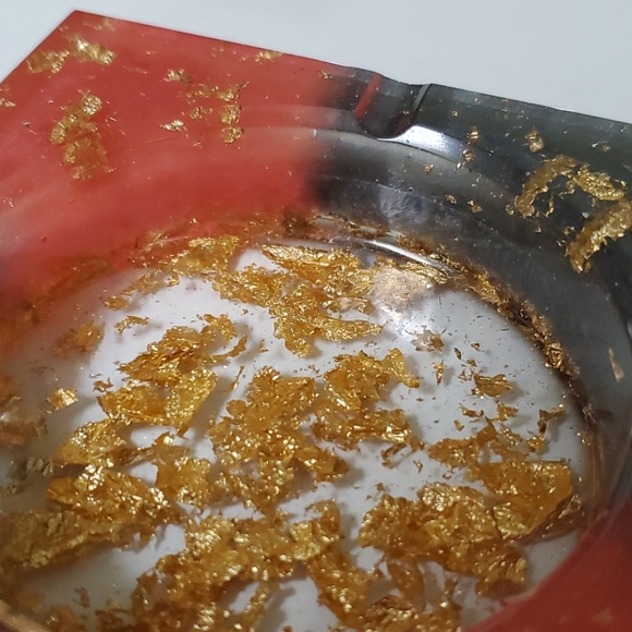 Resin ashtray - Picture 4 of 9